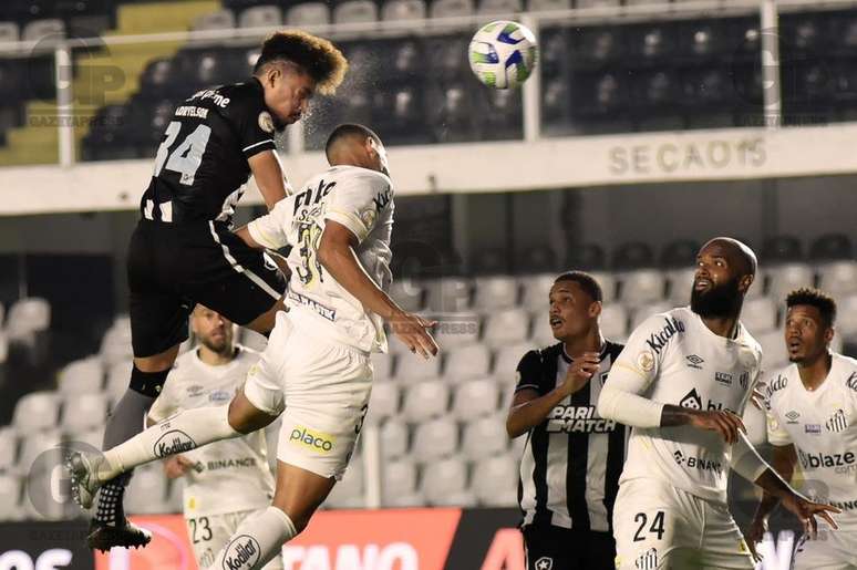 O Botafogo está impossível no Brasileirão. Adryelson sobe mais do que todos e empata o jogo contra o Santos na Vila Belmiro