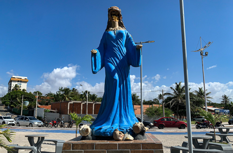 Estátua de Iemanjá tem rosto quebrado em São Luís, no Maranhão.