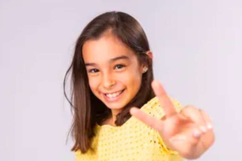 Lívia Corrêa, ex- The Voice Kids, tem 14 anos e encena a Tati, a aluna adolescente que usa e abusa das gírias