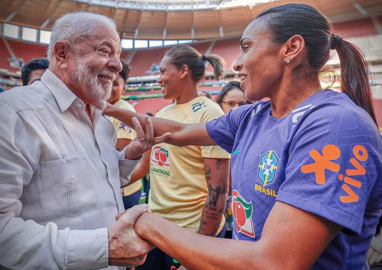 Lula cumprimenta Marta durante encontro no estádio Mané Garrincha