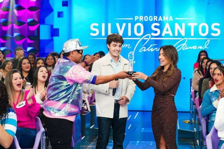 Jo&atilde;o Liberato, filho de Gugu, recebe pr&ecirc;mio do 'Programa Silvio Santos' de Liminha e Patricia Abravanel no SBT