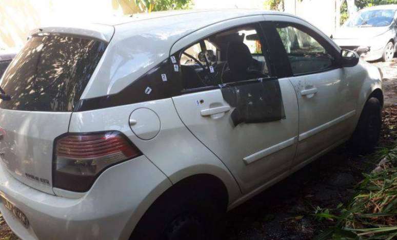 Bullet holes in the car where PSOL-RJ councilwoman Marielle Franco was.  PHOTO: CONSTANÇA REZENDE/Estadão