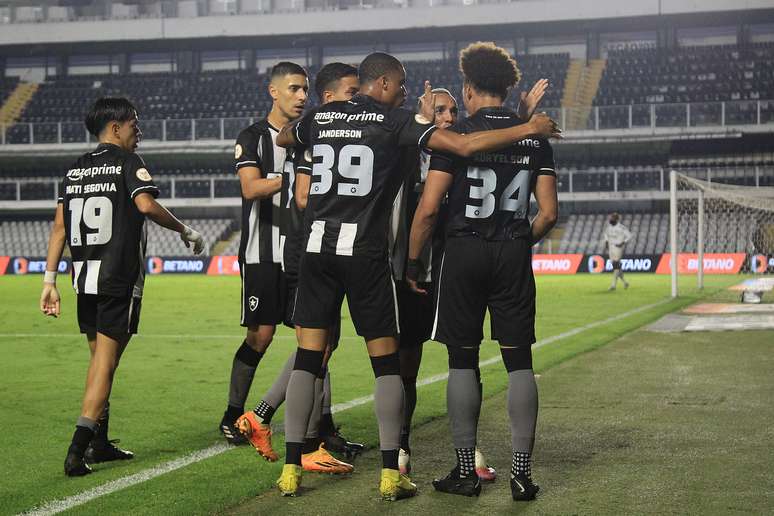 Botafogo busca o empate com o Santos na Vila Belmiro e fica 11