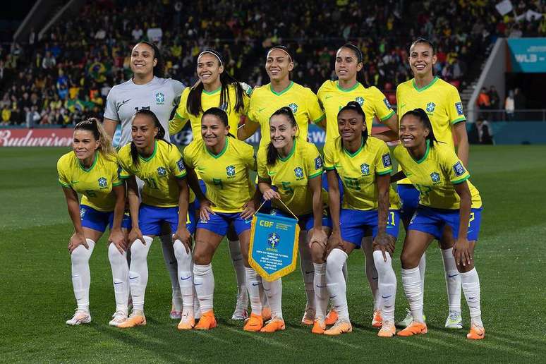 Copa do Mundo Feminina: torcedores se re&uacute;nem com p&atilde;o de queijo para comemorar