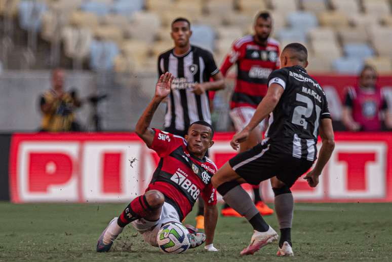 Wesley, do Flamengo, promove partida beneficente no bairro onde