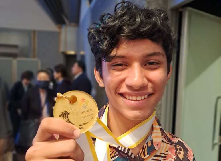 Matheus Alencar de Moraes, de 16 anos, com sua medalha de ouro na Olimpíada Internacional de Matemática