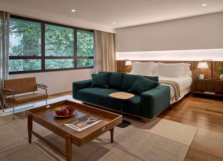 Junior Suite: armchair by Sergio Rodrigues, linen curtains, neutral colors and lots of space