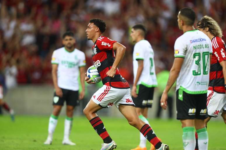 Victor Hugo é o 5° jogador mais jovem a estrear pelo Flamengo em