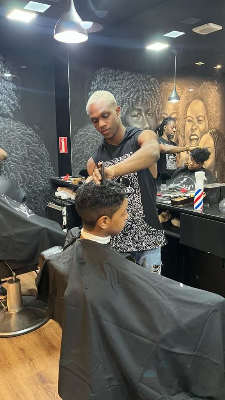 Erick da Cruz, cabeleireiro e MC: incentivado por Leo Santos, atuou sozinho até ser chamado para a equipe da barbearia