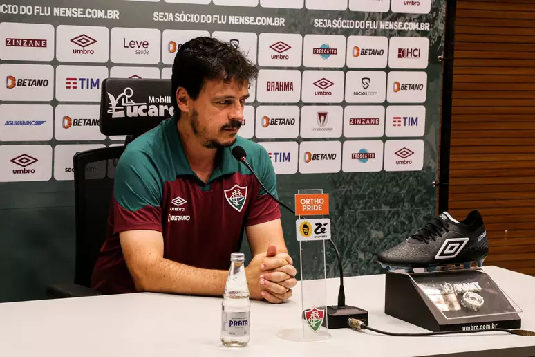 Fernando Diniz concilia dois empregos: é treinador do Fluminense e, agora, é técnico interino da seleção brasileira