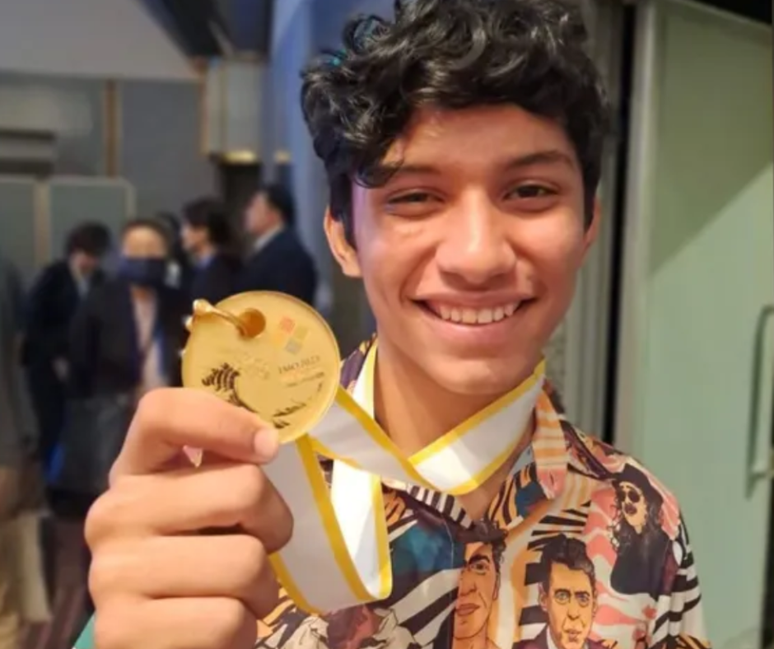 Matheus Alencar de Moraes, 16 anos, conquistou a medalha de ouro na Olimpíada Internacional de Matemática (IMO)