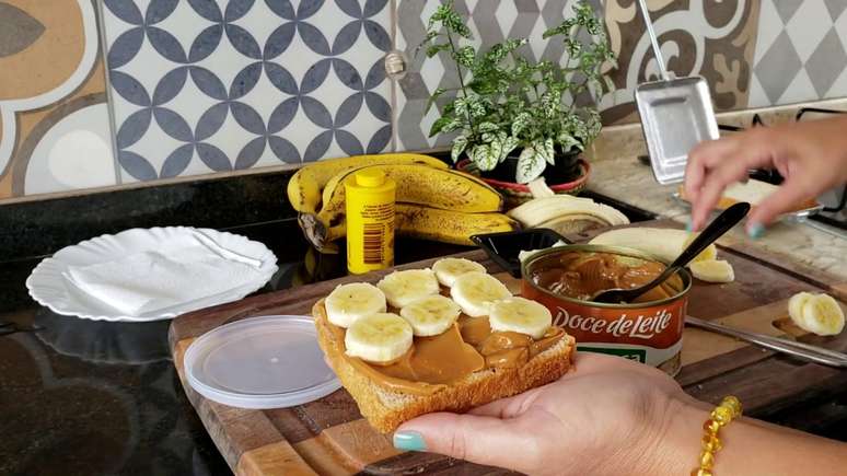 Pão integral com doce de leite e banana, opção muito recomendada por nutricionistas