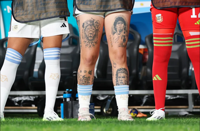 Yamila Rodriguez exibe tatuagens de Diego Maradona e Cristiano Ronaldo
