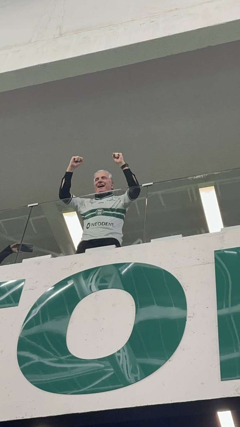 Roberto Justus acompanha jogo do Coritiba no Couto Pereira