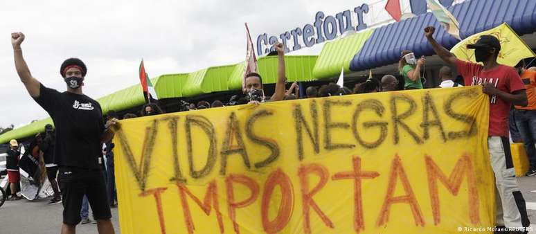 Protesto em 2020 contra a rede Carrefour após a morte de João Alberto em Porto Alegre