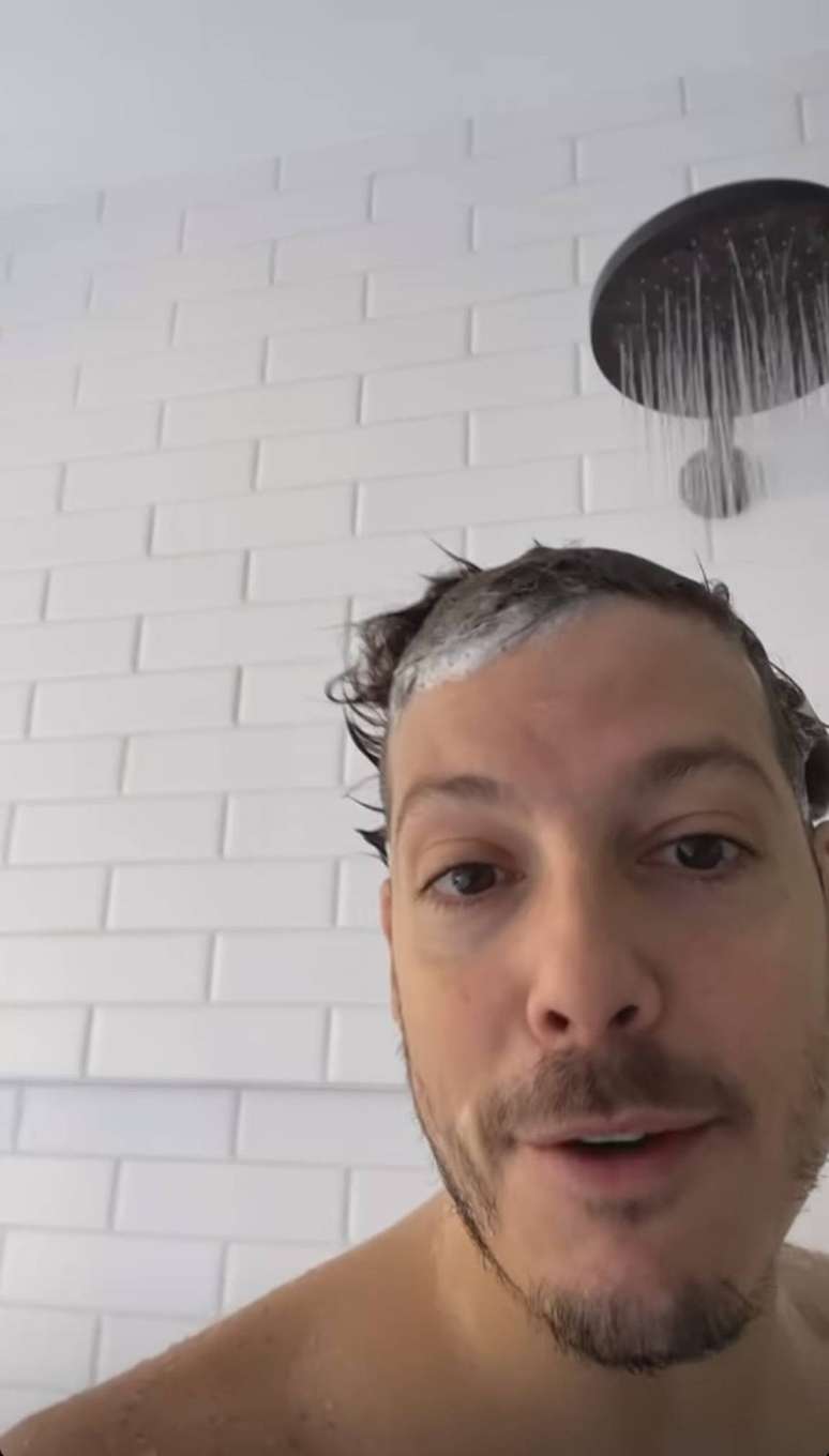 Soapy, Fabio Porchat complains about a problem with the shower in his new home