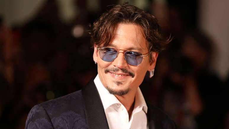 Hollywood Vampires desmente rumores sobre desmaio de Johnny Depp