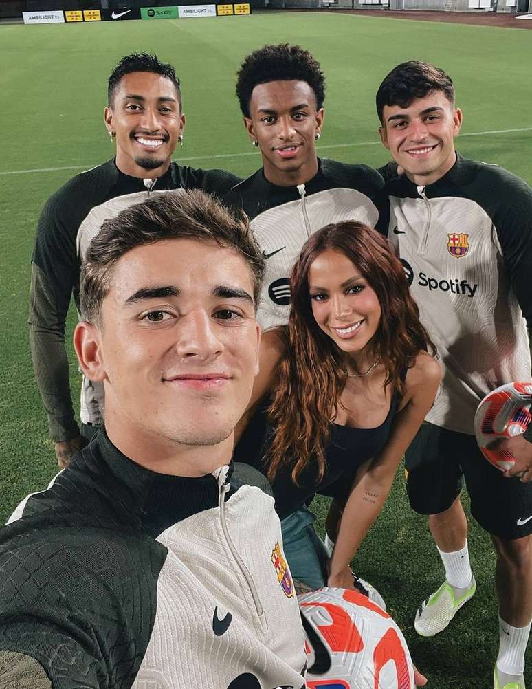 Anitta visita jogadores do Barcelona