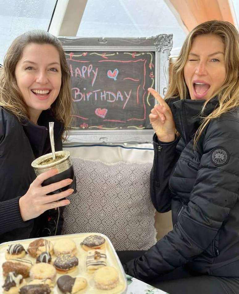 Gisele e sua irmã gêmea, Patrícia Bündchen, comemoram aniversário juntas