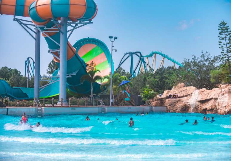 De tempos em tempos, os dois piscinões ganham ondas ritmadas