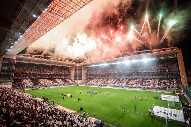 Al&eacute;m do movimento das m&aacute;scaras, a torcida preparou mosaicos pelo Independ&ecirc;ncia