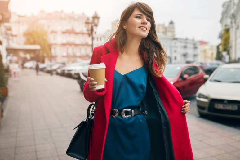 Os vestidos combinados com casacos são práticos 