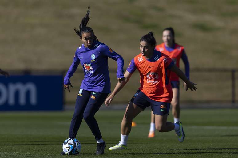 Marta mostra bom condicionamento físico em treino do Brasil –