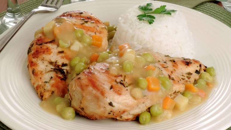 Grilled chicken with vegetable sauce