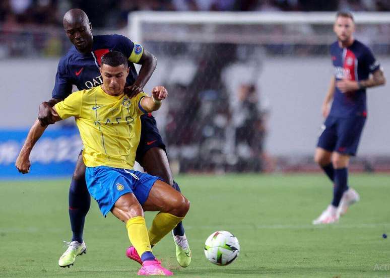Briga portuguesa: CR7, do Al Nassr  recebe a marcação de Danilo Pereira, do PSG –