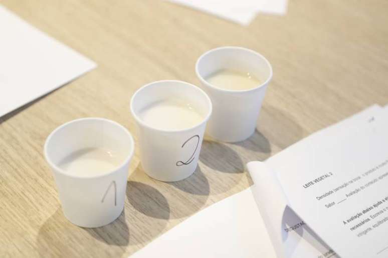Detalhe dos copinhos com leite que cada um dos jurados recebeu para o teste realizado às cegas