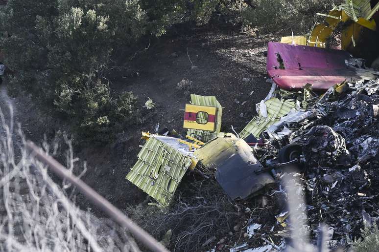 Destroços do avião bombardeiro de água que combatia incêndios que caiu na ilha de Eubeia, na Grécia, nesta terça-feira, 25