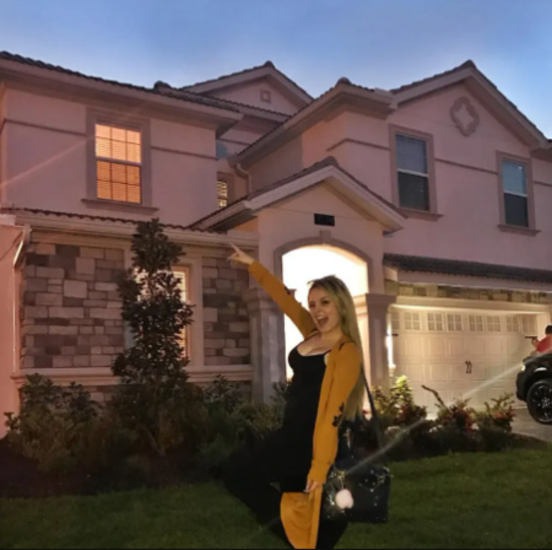 Larissa Manoela em sua antiga mansão, em Orlando
