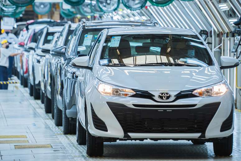 Linha de produção da Toyota no Brasil: liderança em exportações