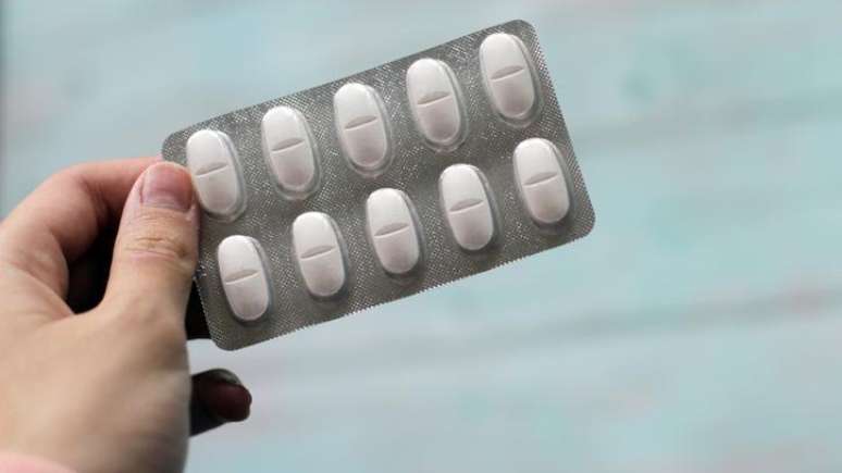 O paracetamol está entre os medicamentos isentos de prescrição mais vendidos em vários países — inclusive no Brasil