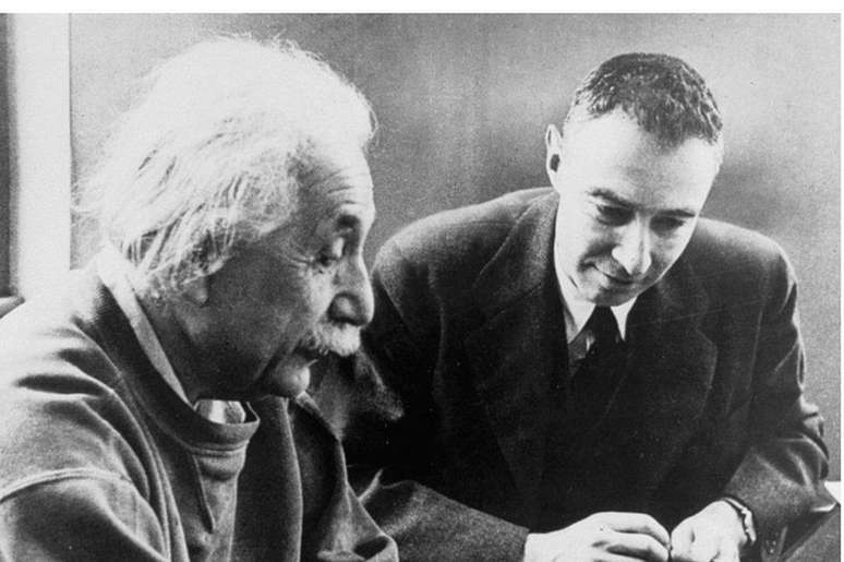 Robert Oppenheimer e Albert Einstein (foto sem data)