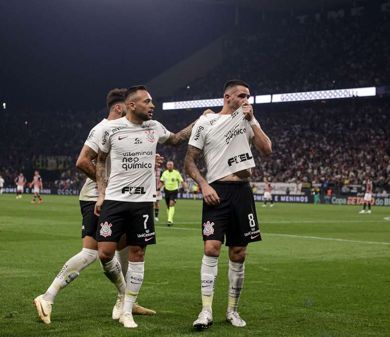 Com recorde de público, Corinthians marca no fim e bate São Paulo