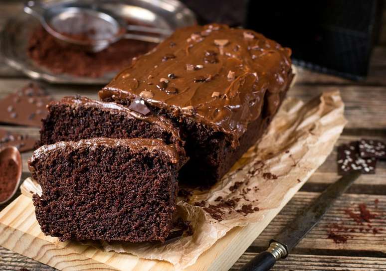 O bolo de chocolate com calda &eacute; a receita ideal para o caf&eacute; da tarde