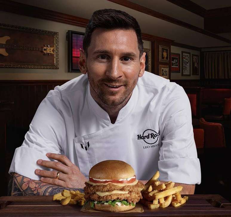 Messi assina novo lançamento da Hard Rock, o hambúrguer de frango inspirado em seu prato favorito.