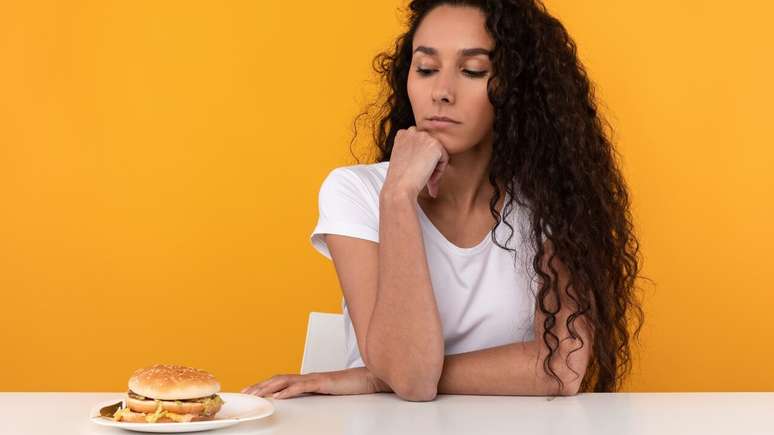 Queda de consumo de fast food por jovens brasileiros - Shutterstock