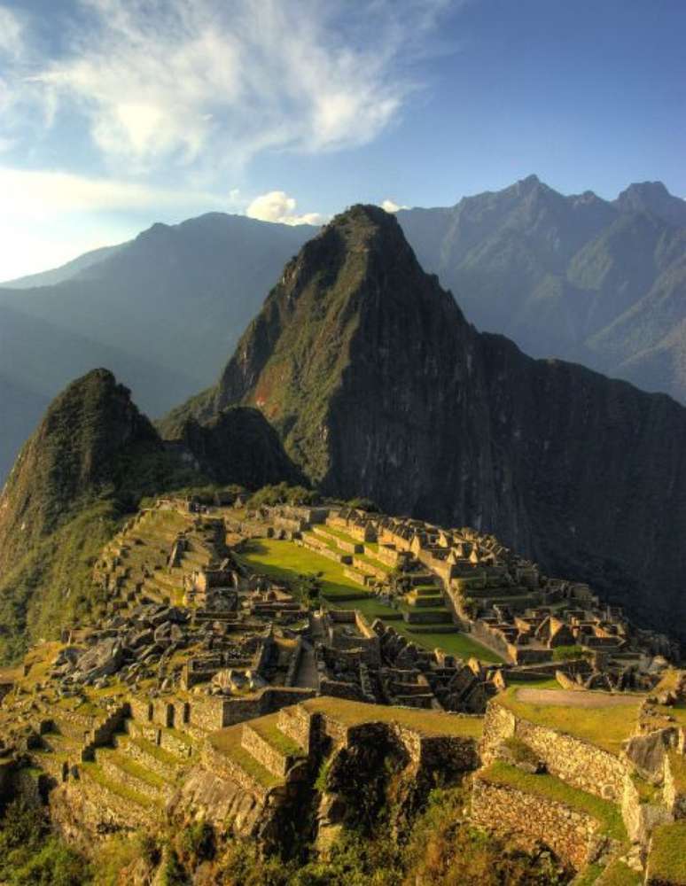 Machu Picchu (Peru) - "Montanha velha", na língua quéchua. A descoberta da cidadela inca do século XV foi anunciada pelo historiador Hiram Bingham em 1911. Tem uma complexa arquitetura encastelada, com construções erguidas com pesados blocos de rocha, numa montanha de granito, a 2.350 metros do nível do mar. Uma das Sete Maravilhas do Mundo Moderno.