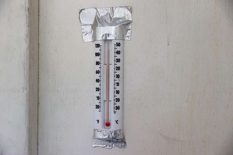 Term&ocirc;metro colocado em uma parede por manifestantes para demonstrar qu&atilde;o quente uma cela pode ficar