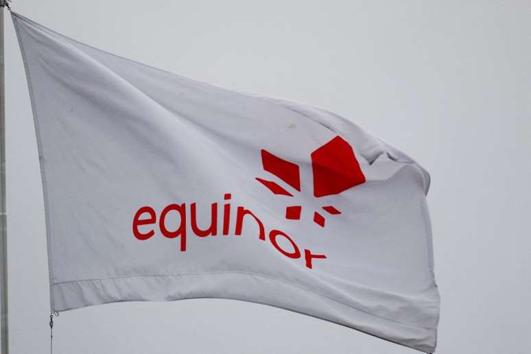 Bandeira com logo da Equinor em Stavanger, Noruega