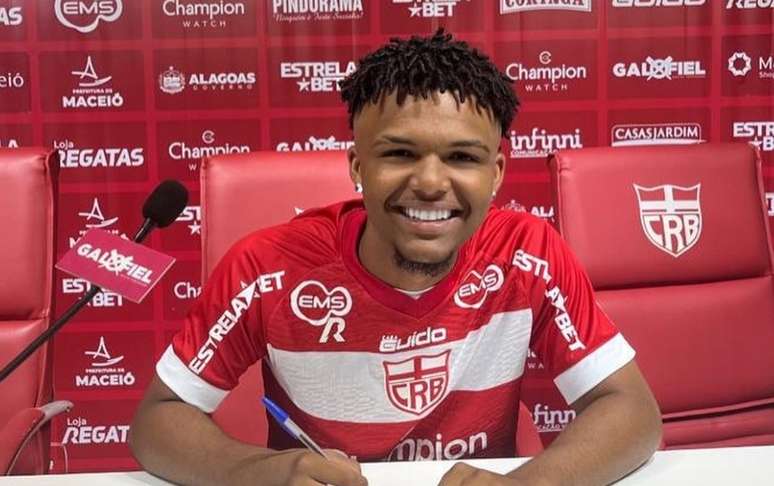 Carlison assinou com o CRB 