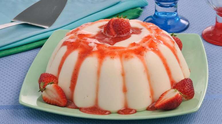 Manjar branco com calda de morango