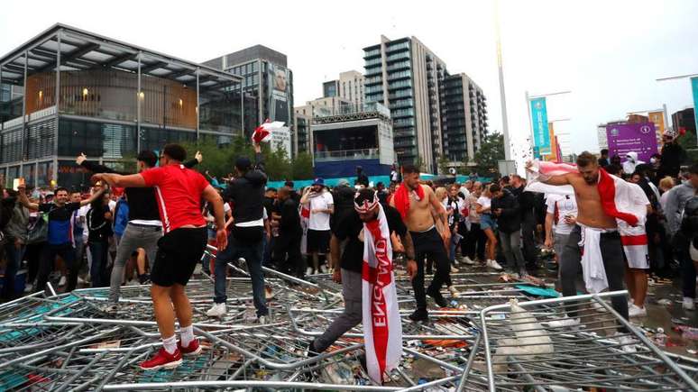 Uma investigação independente concluiu que a violência semeada por milhares de torcedores durante a final da última Eurocopa masculina esteve muito perto de causar mortes