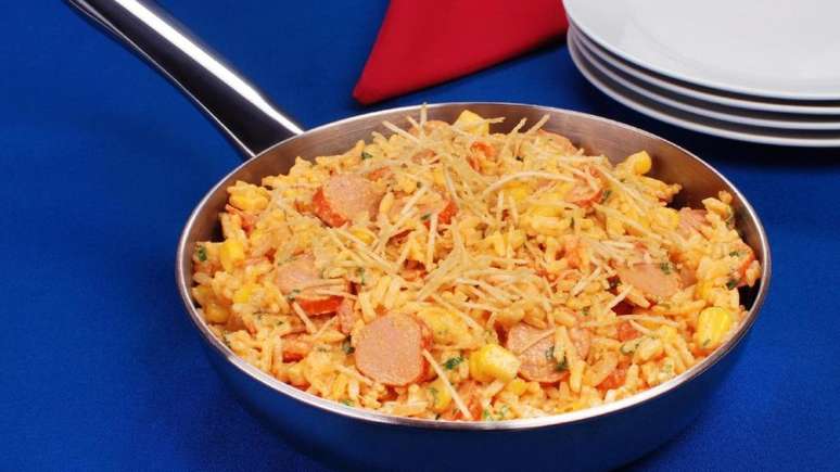 Frigideira de arroz com salsicha