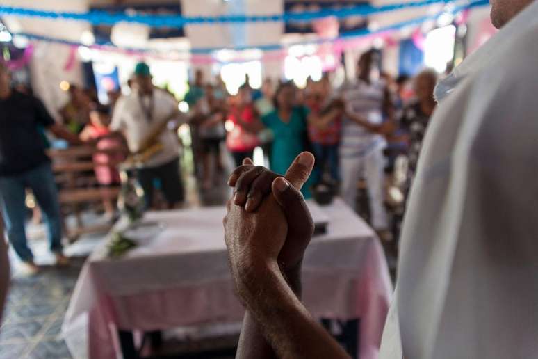 Celebração religiosa no quilombo Itamatatiua, em Alcântara, no Maranhão. Considerando os territórios oficialmente delimitados, Alcântara possui a maior proporção de pessoas quilombolas por município