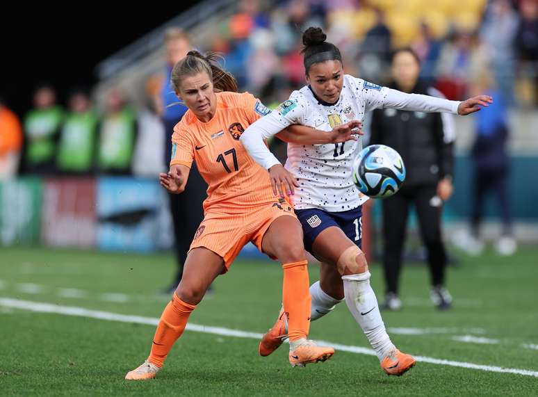 Em jogo de seis gols, Brasil e Holanda empatam no futebol feminino