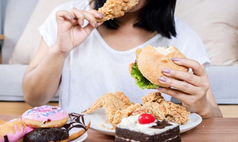 Compulsão alimentar fez influencer engordar 15kg; veja como combater o transtorno -