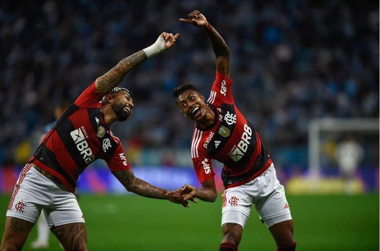  Gabigol deixou o dele após passe de Bruno Henrique. E comemora o companheiro –